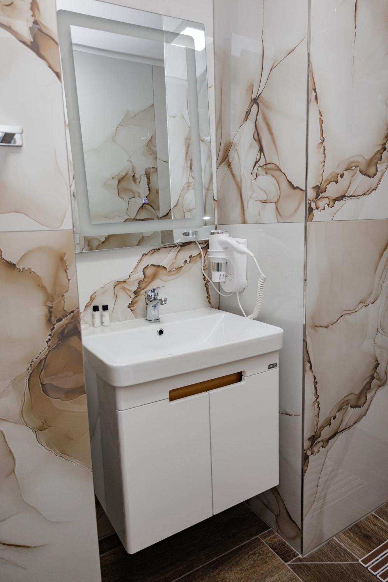 Riviera Hotel-city Center 3* Wlora